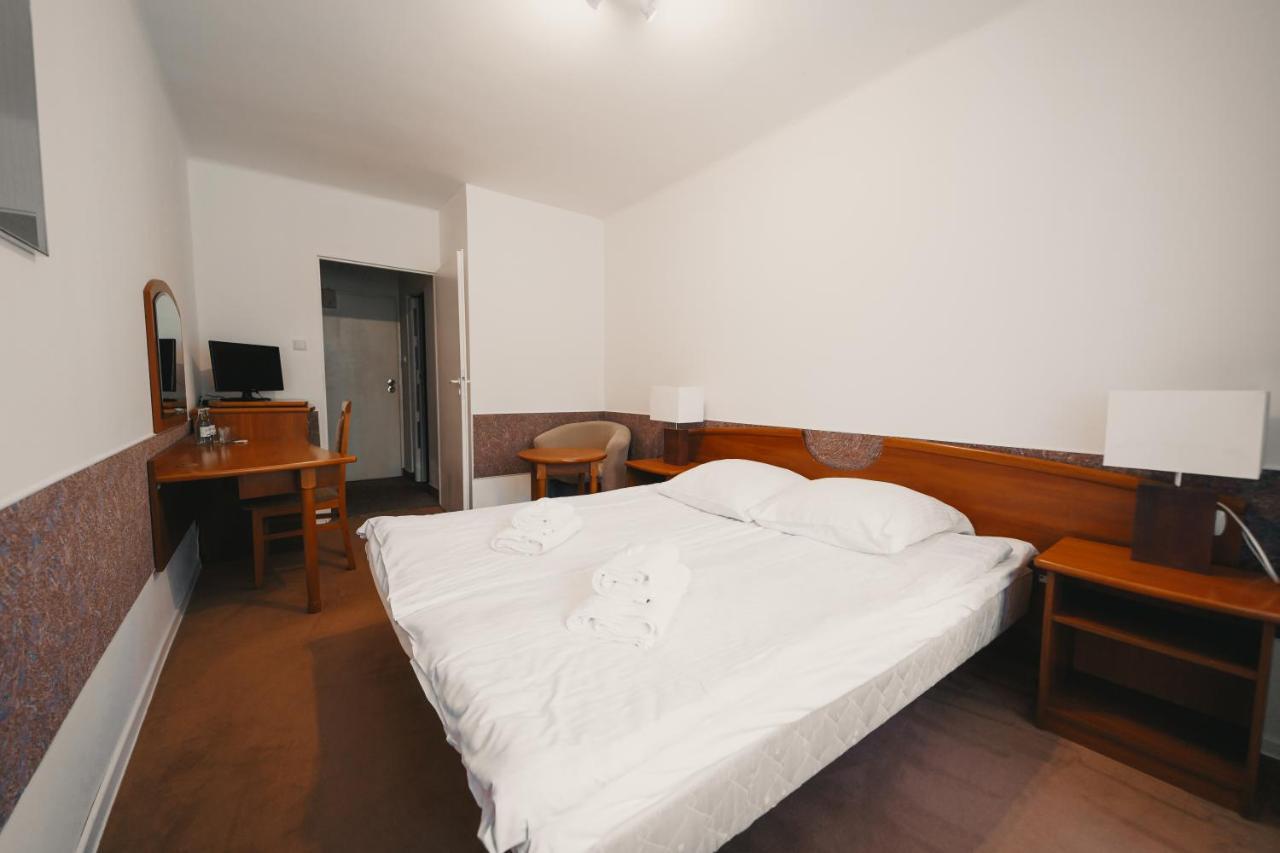 Elita Hotel & Restauracja Iwonicz-Zdrój Exteriör bild