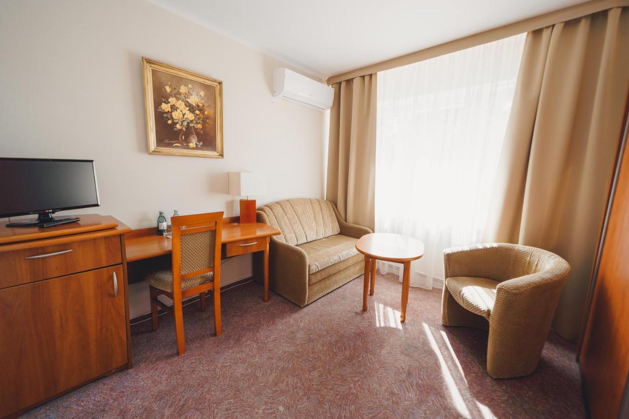 Elita Hotel & Restauracja Iwonicz-Zdrój Exteriör bild