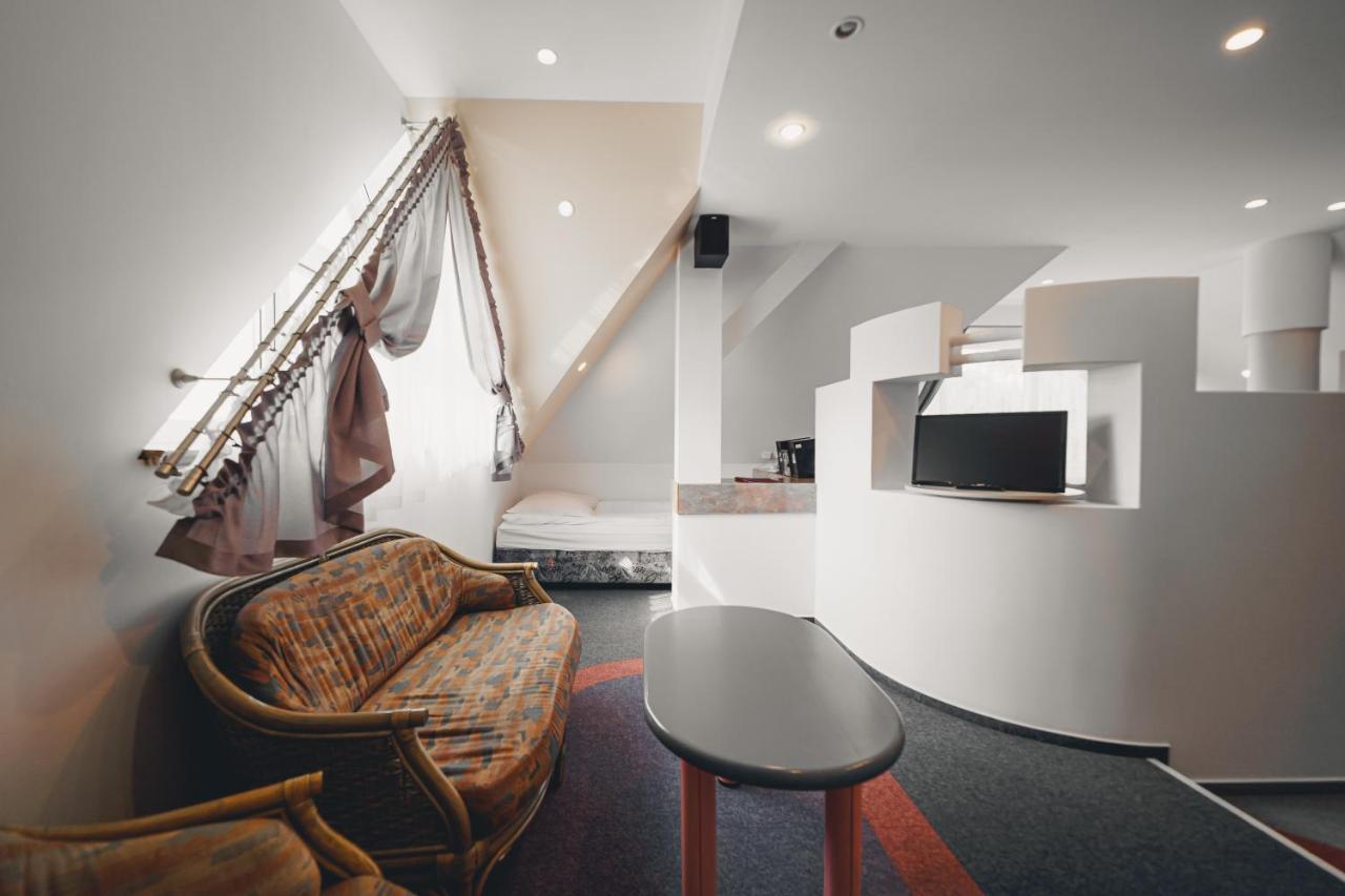 Elita Hotel & Restauracja Iwonicz-Zdrój Exteriör bild