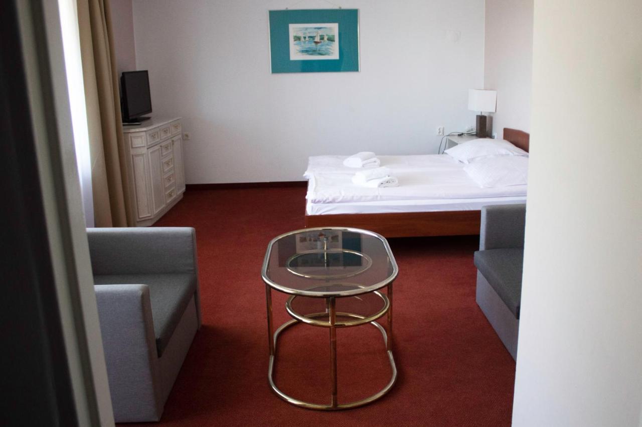Elita Hotel & Restauracja Iwonicz-Zdrój Exteriör bild