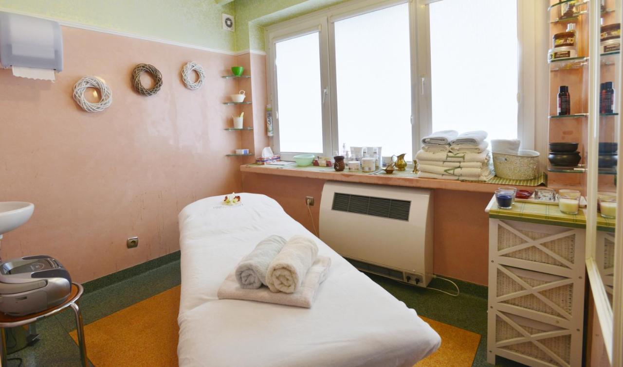 Elita Hotel & Restauracja Iwonicz-Zdrój Exteriör bild